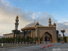Viral Miliki Kran Emas, Ini Masjid Al Ikhlas PIK yang Hadirkan Bangunan Ala Turki Klasik