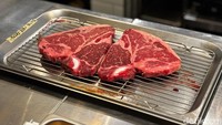 Menu kedua berupa beef steak juicy di atas daun pohpohan. Aroma segarnya memberikan sensasi yang berbeda. Foto: detikcom/Riska Fitria