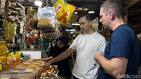 Belanjaan mereka tak biasa, dari salak, kedondong, hingga daun pohpohan. Semua dipilih untuk dipadukan dengan daging sapi Australia. Foto: detikcom/Riska Fitria