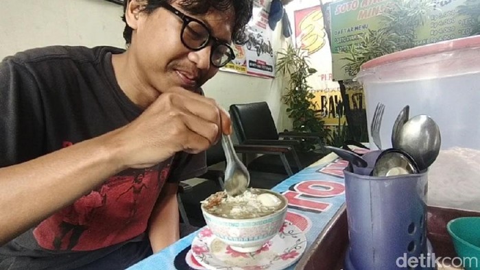Menikmati Hangatnya Soto Mangkuk Minin di Nganjuk