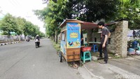 Berlokasi di Jalan Dermojoyo, soto mangkuk mini milik Aripin ini tak pernah sepi pengunjung. Dari mahasiswa hingga pejabat daerah, rela antre demi menikmati racikan resep turun-temurun yang sudah bertahan selama puluhan tahun.