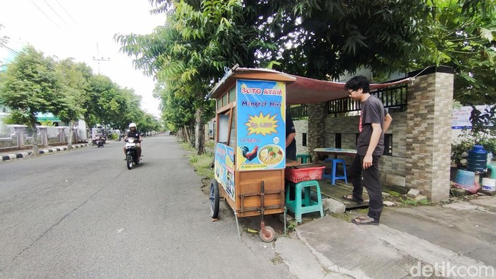 Menikmati Hangatnya Soto Mangkuk Minin di Nganjuk