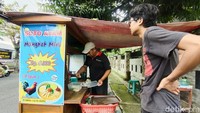 Usaha kuliner ini digeluti Aripin sejak 6 tahun lalu. Tak hanya menyuguhkan soto mangkuk mini, ada pula porsi besar untuk yang ingin lebih kenyang.