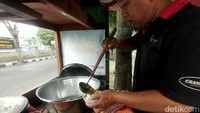 Harganya pun cukup terjangkau hanya 6 ribu persporsinya. Pembeli sudah bisa menikmati semangkuk soto ayam hangat yang lengkap, gurih, dan mengenyangkan.