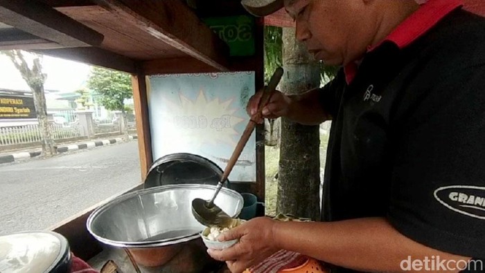 Menikmati Hangatnya Soto Mangkuk Minin di Nganjuk