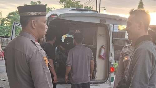 Evakuasi warga meninggal di Pantai Kaliangan, Desa Seriwe, Lombok Timur, NTB, ke rumah duka, Sabtu (7/2/2026). foto (Polmas Desa Seriwe/AIPTU Rumawan).