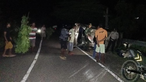 Mobil APV Silver dengan Nomor Polisi  DK 1213 XA terbalik di Kampung Namo, Dusun Sanolimbung, Desa Golo Lujang, Kecamatan Boleng,  Manggarai Barat, NTT, Jumat (6/2/2026) malam. (Humas Polres Manggarai Barat)
