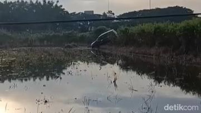 Mobil Nyemplung Rawa di Bojonegoro, Ternyata Emak-emak Salah Injak Gas