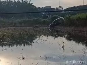 Belajar Nyetir Mobil, Emak-emak Salah Injak Gas Nyemplung Rawa Bojonegoro