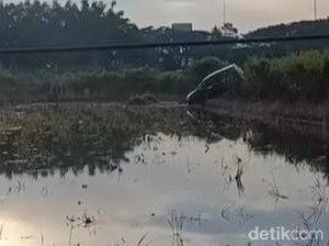 Mobil Nyemplung Rawa di Bojonegoro, Ternyata Emak-emak Salah Injak Gas