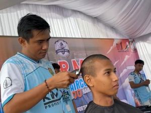 Berawal dari Punk, Andi Barberman Lihai Mencukur hingga Pecah Rekor MURI
