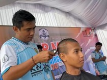 Berawal dari Punk, Andi Barberman Lihai Mencukur hingga Pecah Rekor MURI