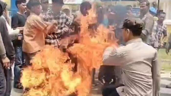 5 Demonstran di Muna Barat Terbakar Usai Polisi Tendang Ban yang Berapi