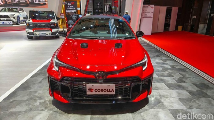Toyota meluncurkan New GR Corolla di arena Indonesia International Motor Show (IIMS) 2026. Mobil sport berperforma tinggi itu kini mendapatkan pilihan transmisi otomatis.