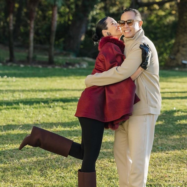 Nia Ramadhani Peluk Ardi Bakrie, Bantah Kabar Cerai