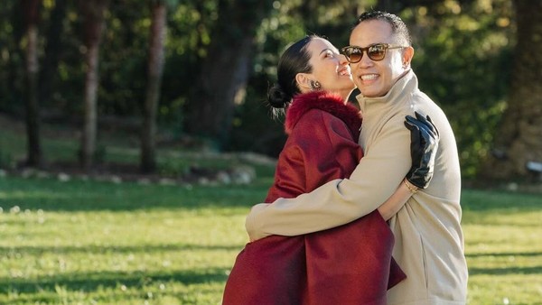 Nia Ramadhani Peluk Ardi Bakrie, Bantah Kabar Cerai