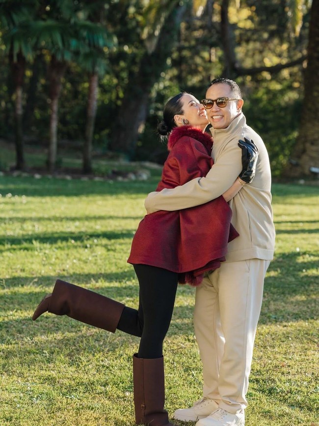 Nia Ramadhani Peluk Ardi Bakrie, Bantah Kabar Cerai