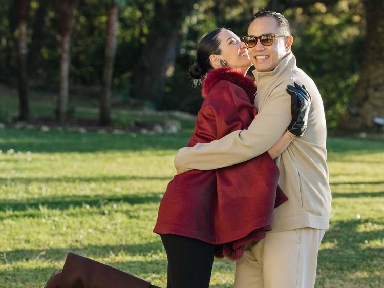 Nia Ramadhani Peluk Ardi Bakrie, Bantah Kabar Cerai