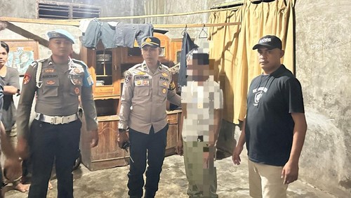 Personel Samapta II Polres Dompu saat mengevakuasi pelaku AH.