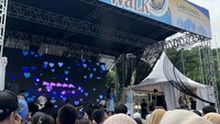 Puncak acara fun walk ONELABS 2026 dimeriahkan dengan Quinn Salman dan Sheemar Rahman. Para peserta fun walk terlihat ikut menyanyikan lantunan lagu Selalu Ada di Nadimu yang menjadi soundtrack film Jumbo. (Foto: Nikita Rosa/detikedu)