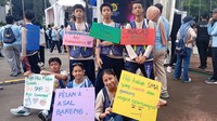 Terlihat para siswa ramai-ramai membawa papan penyemangat bagi para peserta fun walk. (Foto: Nikita Rosa/detikedu)