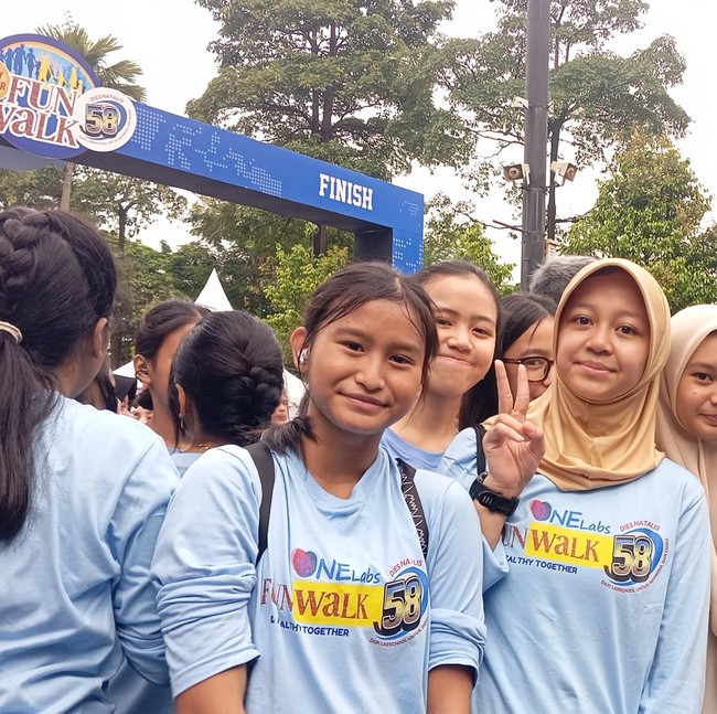 Keseruan Fun Walk ONE LABS 2026, Siswa-Alumni Jalan Bareng