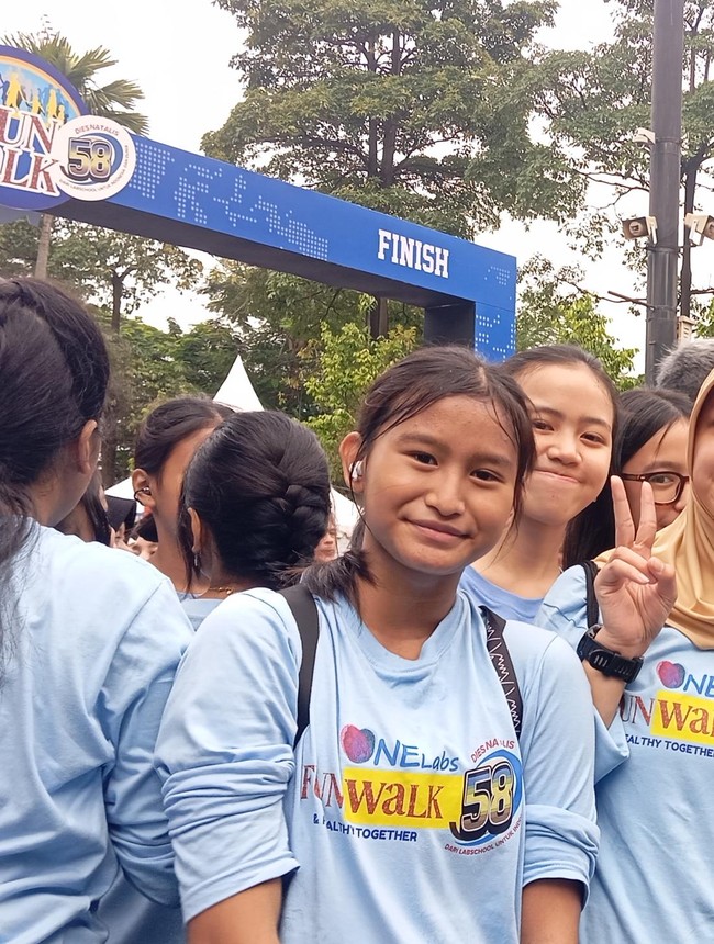 Keseruan Fun Walk ONE LABS 2026, Siswa-Alumni Jalan Bareng