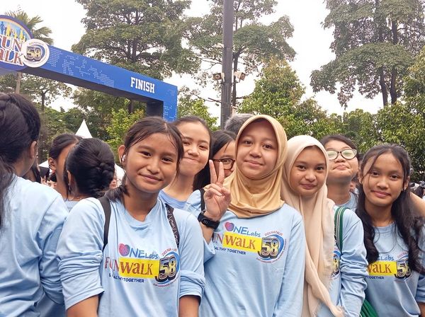 Keseruan Fun Walk ONELABS 2026, Siswa-Alumni Jalan Bareng