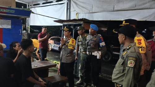 Wakapolres Gianyar Kompol Willa Jully Nendissa mendatangi kedai kopi dan warung milik warga di sekitar Stadion Wayan Dipta saat operasi Yustisi, Jumat (7/2/2026). (Dok Polres Gianyar).