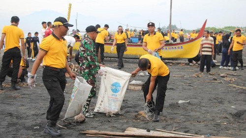 Pembersihan sampah di kawasan pesisir Pantai Tanjung Cemara, Desa Pengambengan, Kecamatan Negara, Kabupaten Jembrana, Sabtu (7/2/2026).