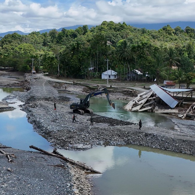 PUPR dan TNI Bangun Kembali Jalan Rusak Pascabencana di Aceh Barat