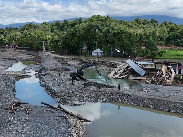PUPR dan TNI Bangun Kembali Jalan Rusak Pascabencana di Aceh Barat