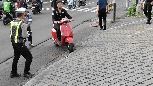 Pengendara motor ngebut dari penjagaan petugas saat Operasi Keselamatan di Dalung, Badung, Jumat petang (6/2/2026). (Istimewa)
