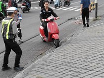 Pengendara Vespa di Badung Nekat Terobos Petugas Operasi Keselamatan di Dalung