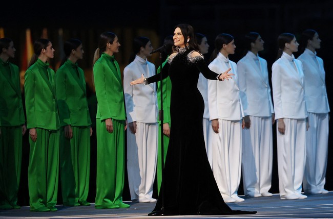 Suasana kian terasa emosional saat lagu kebangsaan Italia yang berjudul ‘Il Canto degli Italiani’ kemudian dikumandangkan. Penyanyi Laura Pausini yang melantunkannya juga memakai gaun Armani. (Foto: REUTERS/Alkis Konstantinidis)