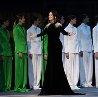 Suasana kian terasa emosional saat lagu kebangsaan Italia yang berjudul ‘Il Canto degli Italiani’ kemudian dikumandangkan. Penyanyi Laura Pausini yang melantunkannya juga memakai gaun Armani. (Foto: REUTERS/Alkis Konstantinidis)