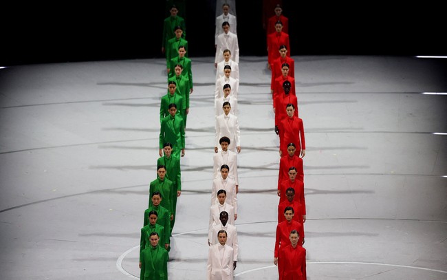 Sebagai bentuk tribute untuk desainer yang meninggal dalam usia 91 tahun pada September tahun lalu itu, panggung di San Siro Stadium berubah menjadi selebrasi elegansi khas Italia, citra yang selama ini tersirat dalam karya Armani. Puluhan model muncul dalam tiga baris dan memakai setelan Armani berwarna hijau, putih, merah yang merepresentasikan warna bendera Italia. (Foto: REUTERS/Alkis Konstantinidis)