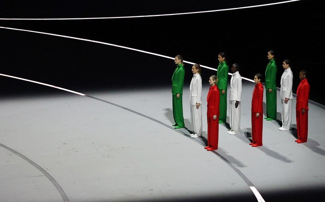 Akun Instagram  Milano Cortina 2026 mengungkap makna di balik penghormatan tersebut. “Warisan yang terus bersinar, dalam olahraga dan melampauinya,” demikian tertulis di keterangan unggahan.  Ini adalah pengakuan terhadap pengaruh Armani yang begitu besar, bukan hanya di dunia mode tetapi juga dalam identitas budaya Italia. (Foto: REUTERS/Alkis Konstantinidis)