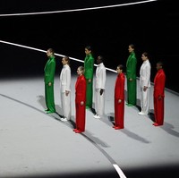 Akun Instagram  Milano Cortina 2026 mengungkap makna di balik penghormatan tersebut. “Warisan yang terus bersinar, dalam olahraga dan melampauinya,” demikian tertulis di keterangan unggahan.  Ini adalah pengakuan terhadap pengaruh Armani yang begitu besar, bukan hanya di dunia mode tetapi juga dalam identitas budaya Italia. (Foto: REUTERS/Alkis Konstantinidis)