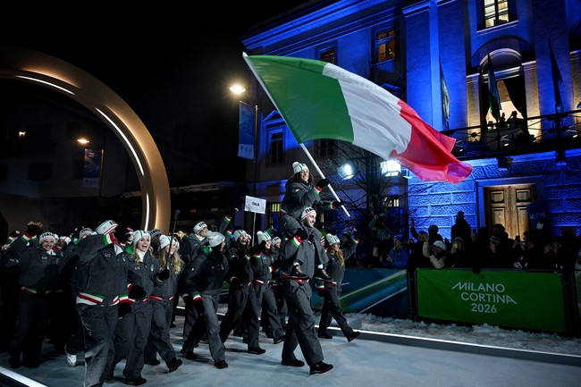 Emporio Armani melalui lini olahraganya, EA7, secara khusus merancang pakaian resmi tim Italia. Sebelum wafat, Armani sempat berbicara tentang proyek yang menurutnya sangat personal ini. “Milan, Olimpiade, dan Paralimpiade. Saya tidak bisa membayangkan kolaborasi yang lebih menginspirasi dalam menghadirkan kota yang telah memberi saya begitu banyak dan dunia olahraga,” ujarnya. (Foto: REUTERS/Alkis Konstantinidis)