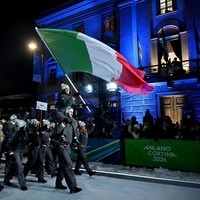 Emporio Armani melalui lini olahraganya, EA7, secara khusus merancang pakaian resmi tim Italia. Sebelum wafat, Armani sempat berbicara tentang proyek yang menurutnya sangat personal ini. “Milan, Olimpiade, dan Paralimpiade. Saya tidak bisa membayangkan kolaborasi yang lebih menginspirasi dalam menghadirkan kota yang telah memberi saya begitu banyak dan dunia olahraga,” ujarnya. (Foto: REUTERS/Alkis Konstantinidis)