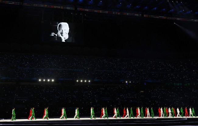 Seremoni pembukaan Winter Olympics atau Olimpiade Musim Dingin 2026 berlangsung di Milan, Italia, pada Jumat (6/2/2026) malam waktu setempat. Milan merupakan kota tempat Giorgio Armani berkarya selama puluhan tahun dan mengembuskan napas terakhirnya sehingga penghormatan untuk sang legenda fashion menjadi bagian yang tak terelakkan dalam perhelatan tersebut. (Foto: REUTERS/Alkis Konstantinidis)