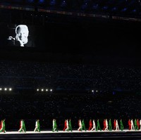 Seremoni pembukaan Winter Olympics atau Olimpiade Musim Dingin 2026 berlangsung di Milan, Italia, pada Jumat (6/2/2026) malam waktu setempat. Milan merupakan kota tempat Giorgio Armani berkarya selama puluhan tahun dan mengembuskan napas terakhirnya sehingga penghormatan untuk sang legenda fashion menjadi bagian yang tak terelakkan dalam perhelatan tersebut. (Foto: REUTERS/Alkis Konstantinidis)