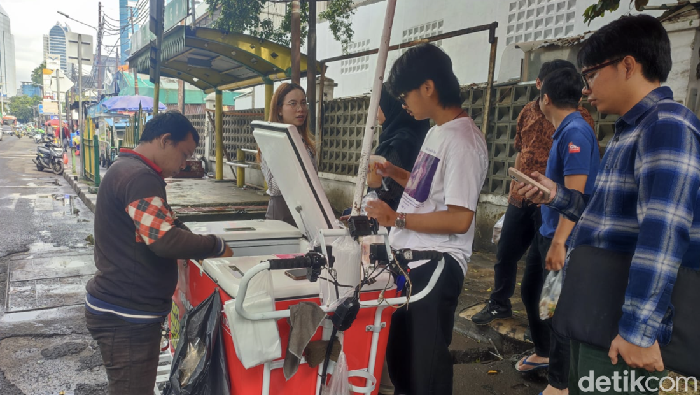 Penjual kopi keliling di kawasan Tendean, Jakarta Selatan.