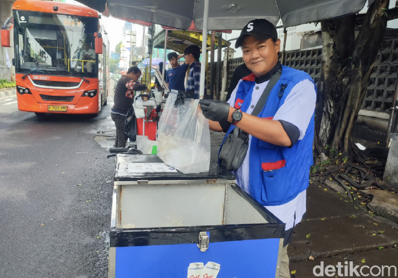 Penjual kopi keliling di kawasan Tendean, Jakarta Selatan. Penjual kopi keliling di kawasan Tendean, Jakarta Selatan.