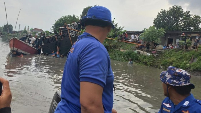 Perahu angkut sound horeg saat nyadran di Sidoarjo Tenggelam