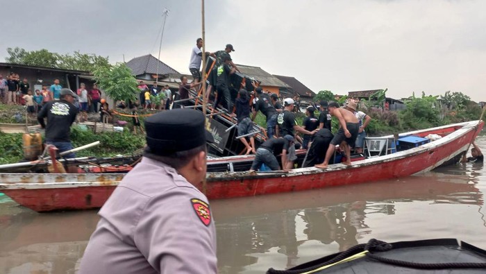 Perahu angkut sound horeg saat nyadran di Sidoarjo