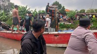 Peristiwa itu terjadi pada Sabtu (7/2/2026) sekitar pukul 16.00 WIB. Beruntung tidak ada korban jiwa dalam kejadian tersebut. Kerugian hanya berupa peralatan horeg yang ikut tercebur ke sungai.
