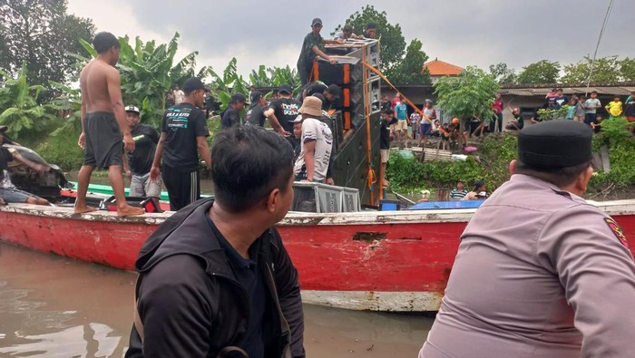 Perahu angkut sound horeg saat nyadran di Sidoarjo