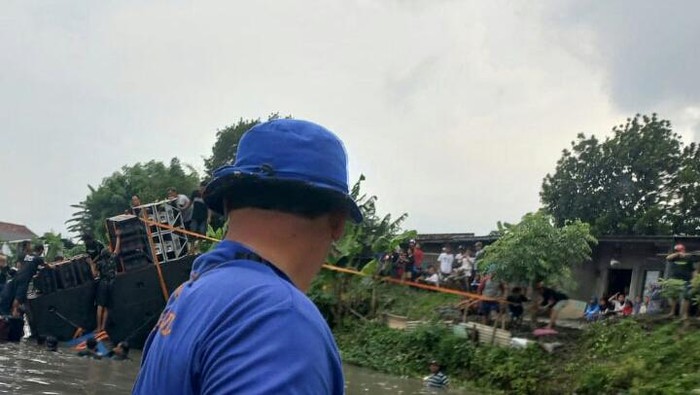 Perahu angkut sound horeg saat nyadran di Sidoarjo